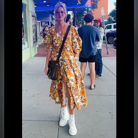 Free People Dresses & Skirts - Free People Floral V-Neck Dress with Puff Sleeves and pockets